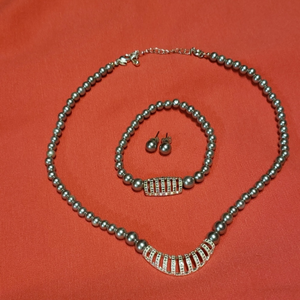 Gray/silver pearled jewelry set